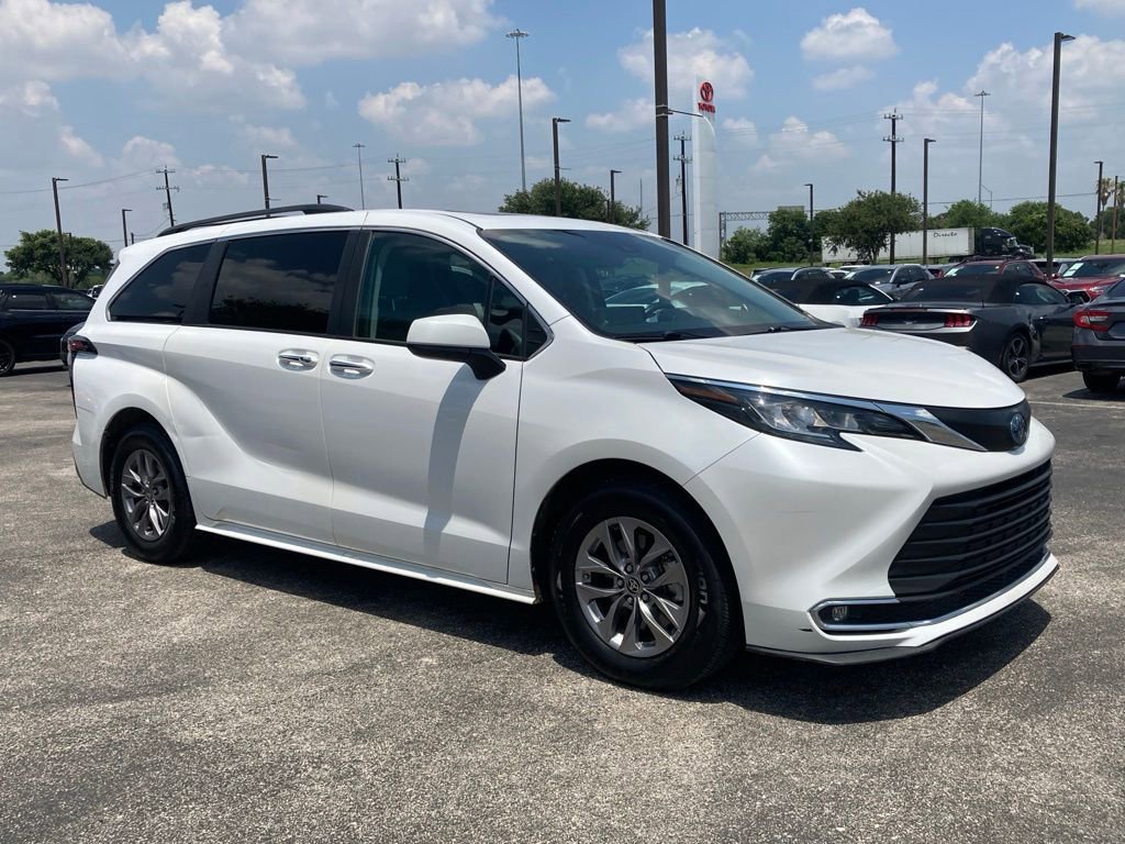 Used 2023 Toyota Sienna XLE FWD image 3