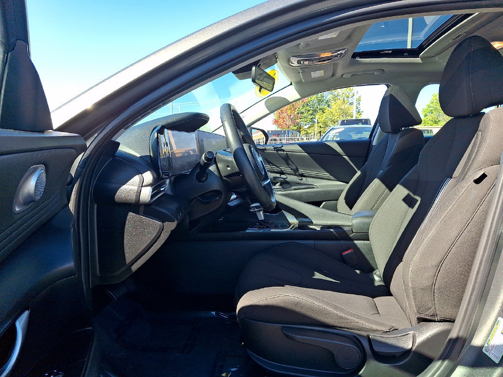 Used 2025 Hyundai Elantra SEL FWD image 13