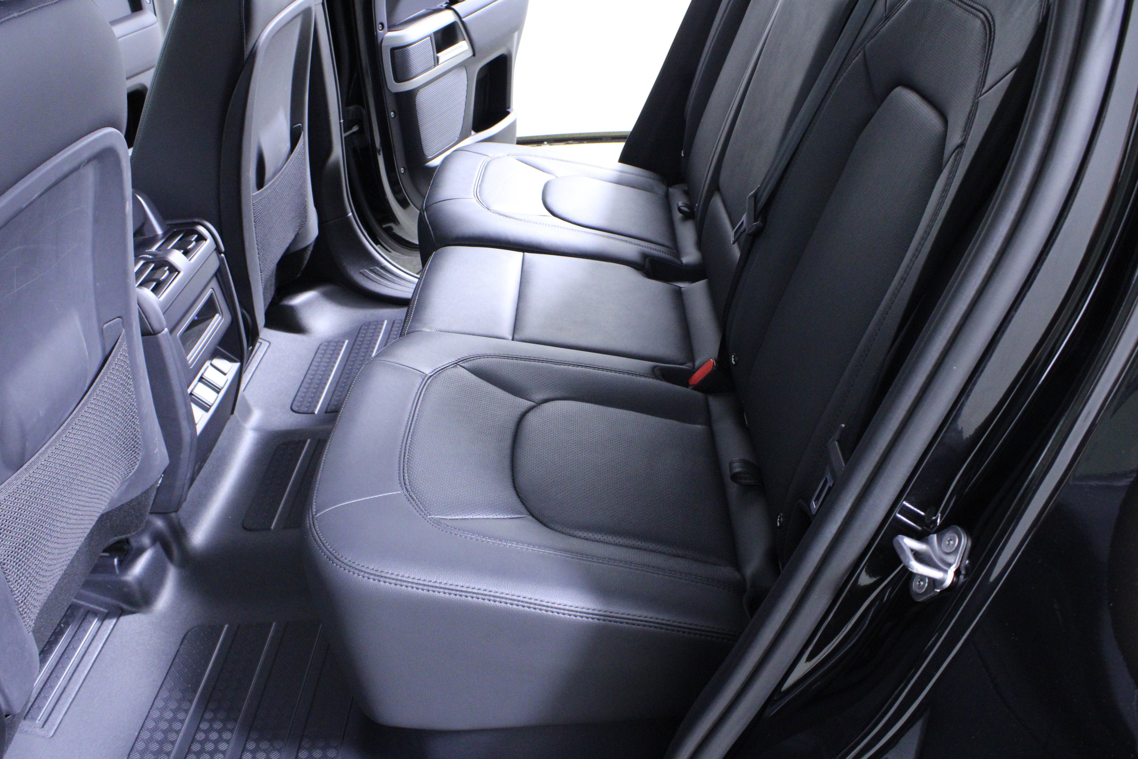 Used 2024 Land Rover Defender 110 S image 11