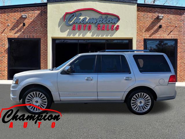Used 2017 Lincoln Navigator Select image 10
