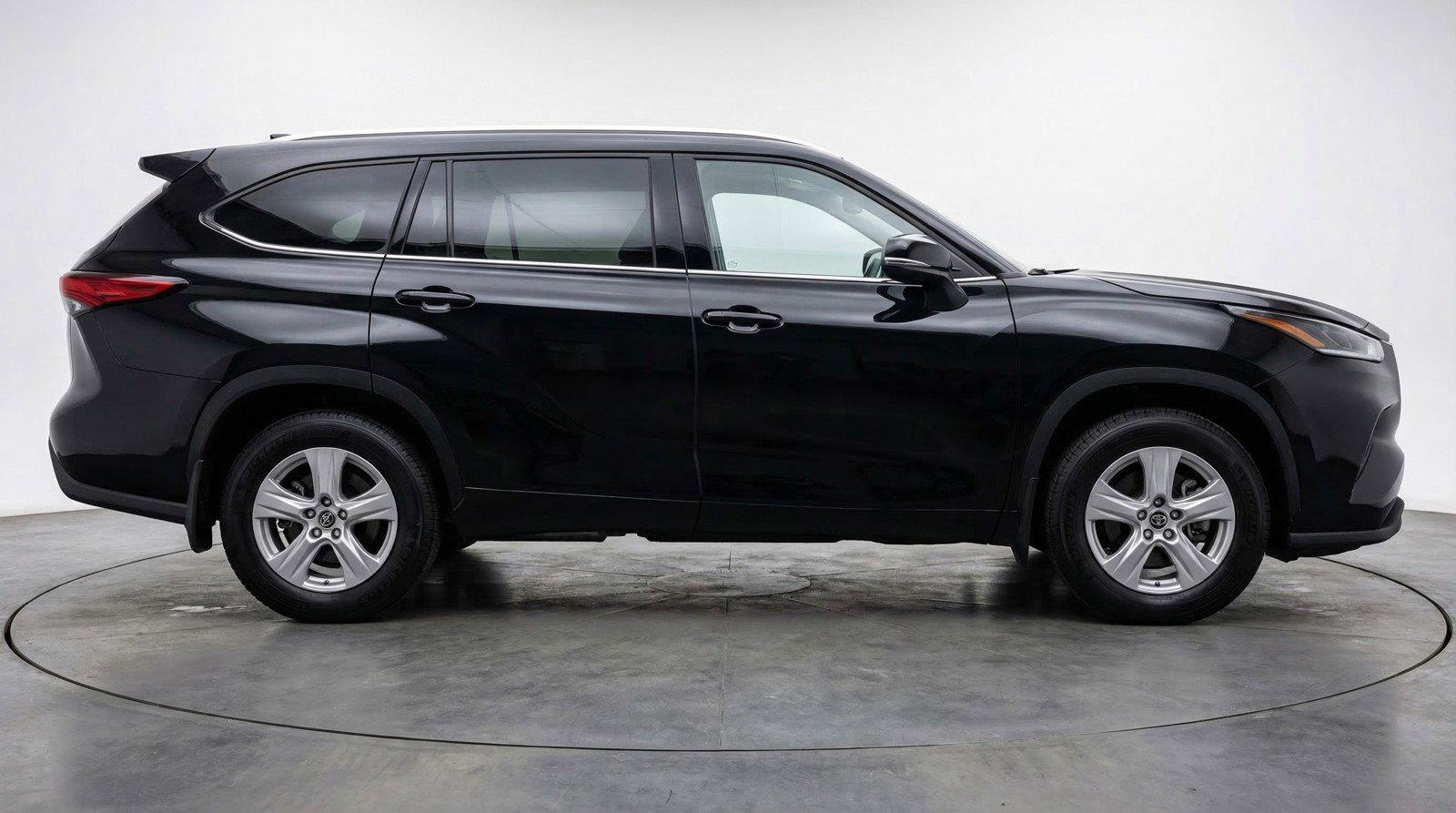 Used 2025 Toyota Highlander LE FWD image 11