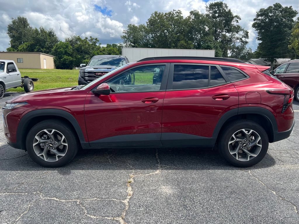 Used 2025 Chevrolet Trax LT FWD image 19
