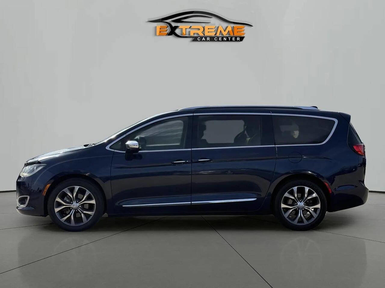 Used 2017 Chrysler Pacifica Limited w/ Tire & Wheel Group FWD image 3