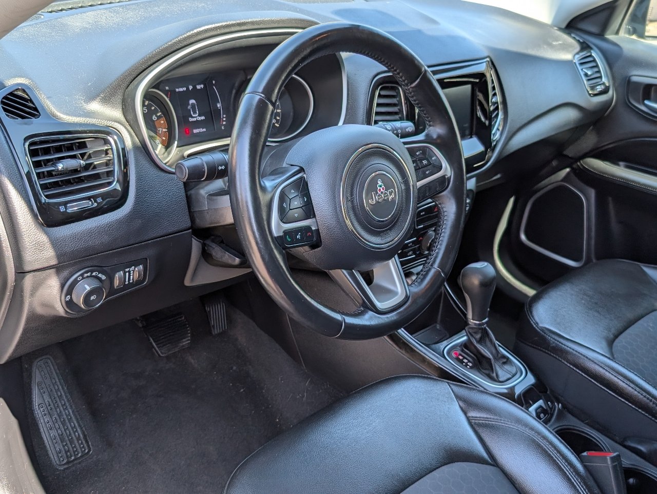 Used 2019 Jeep Compass Latitude FWD image 14