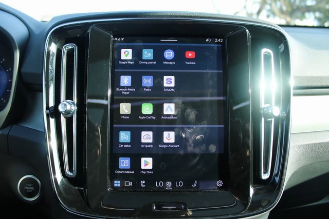 Used 2025 Volvo XC40 B5 Plus image 24