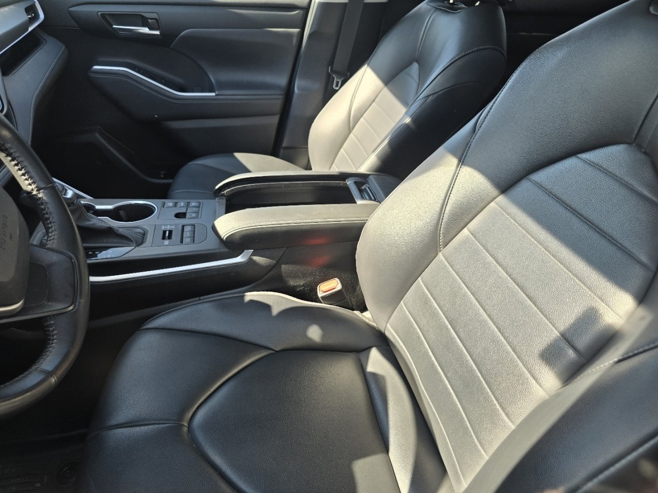Used 2023 Toyota Highlander XLE AWD/4WD image 22