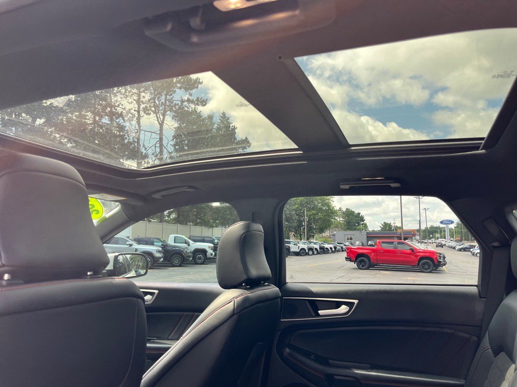 Used 2024 Ford Edge ST-Line w/ Cold Weather Package image 11