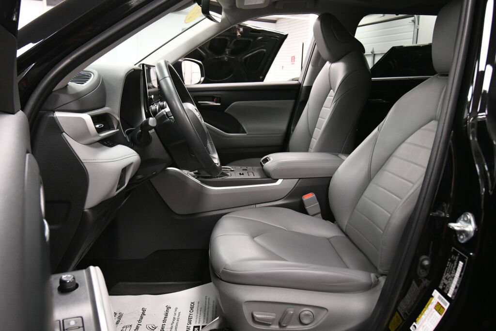Certified 2023 Toyota Highlander XLE image 9