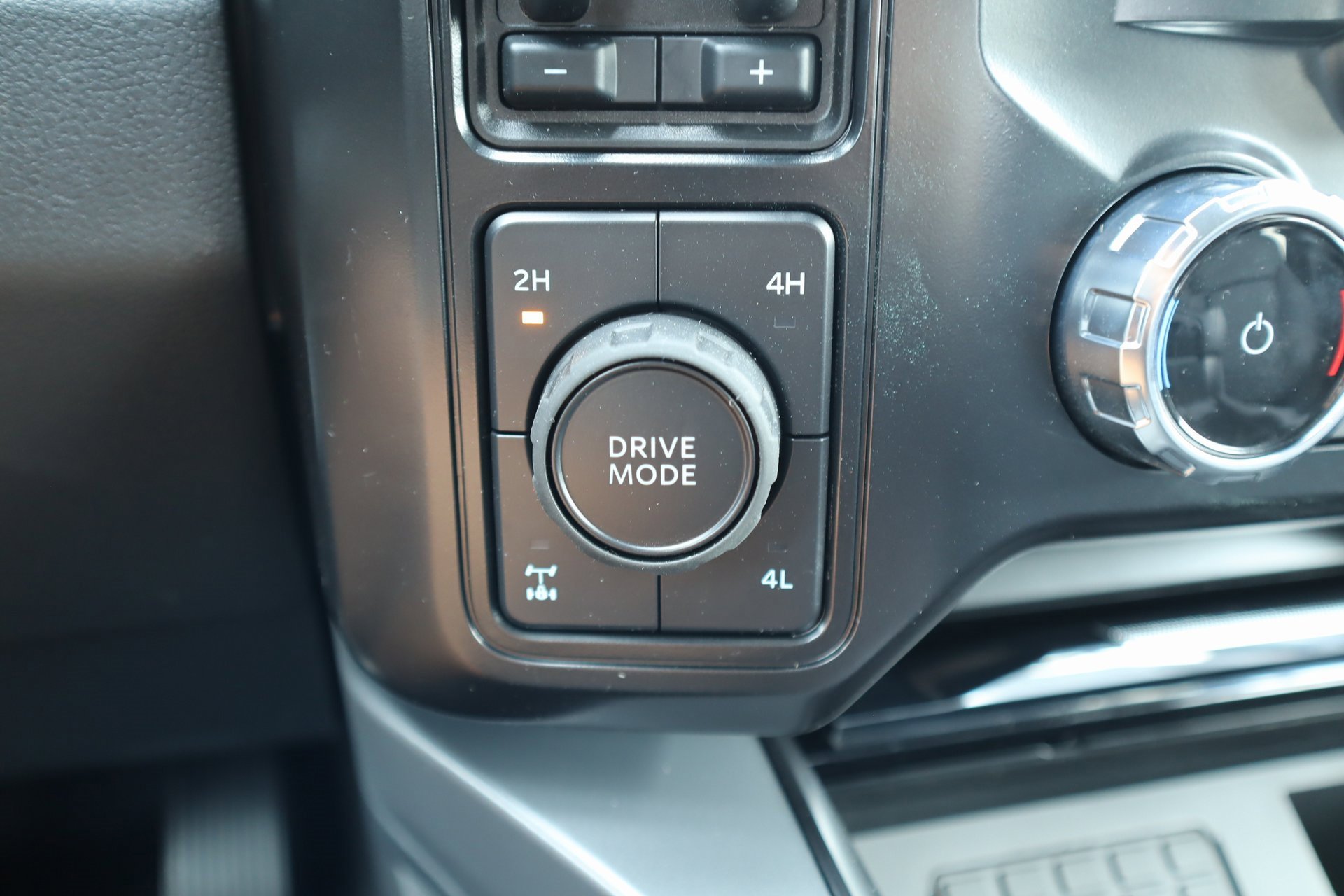 New 2026 Ford F250 Lariat w/ Black Appearance Package image 9