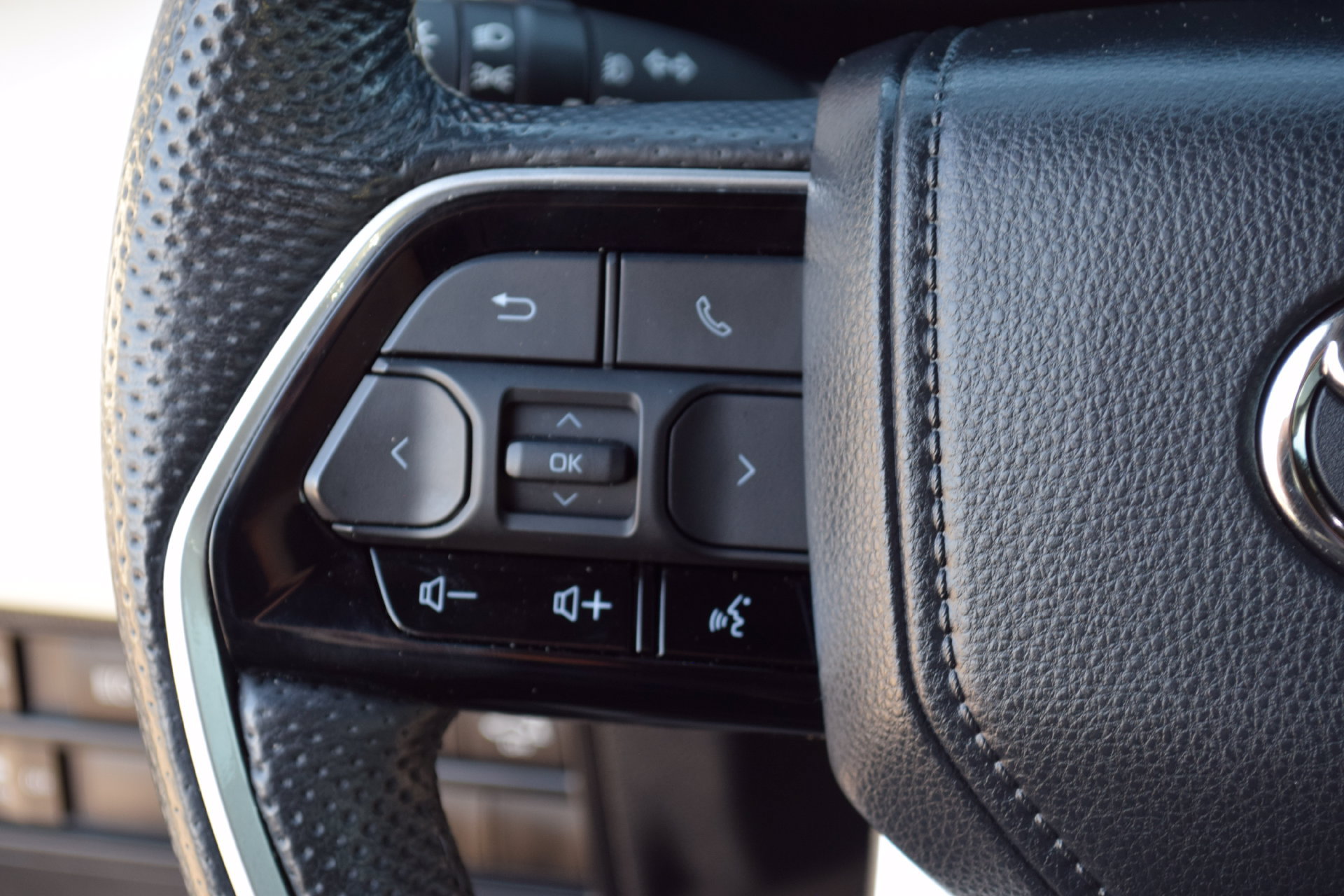 Used 2024 Toyota Sequoia Capstone AWD/4WD image 8