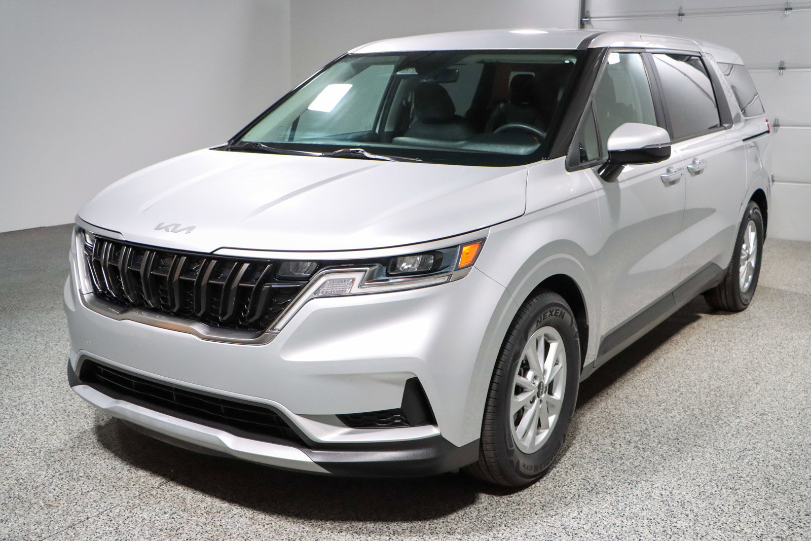 Used 2023 Kia Carnival LX image 32