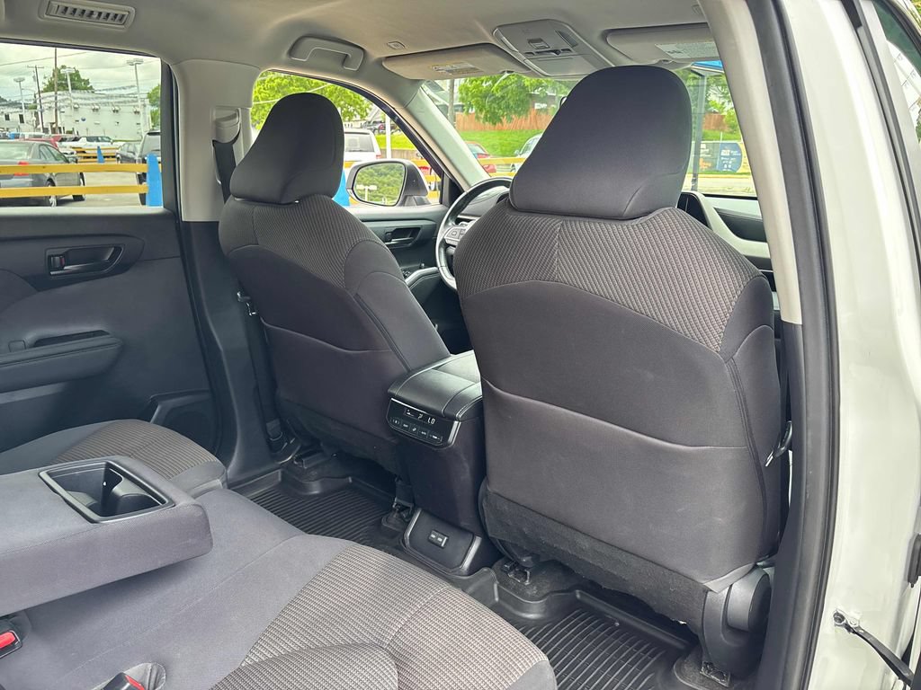 Used 2023 Toyota Highlander LE AWD/4WD image 30