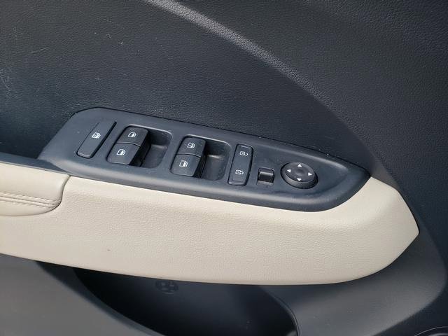 Used 2022 Hyundai Venue Limited image 23