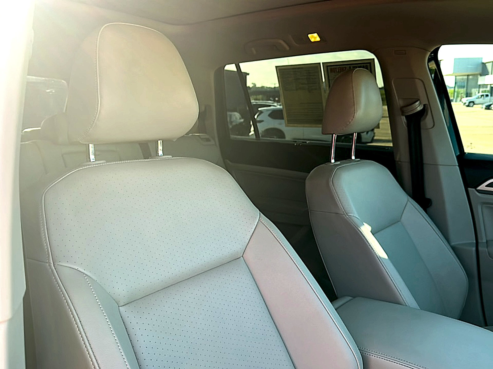 Used 2018 Volkswagen Atlas SEL w/ R-Line Package AWD/4WD image 28
