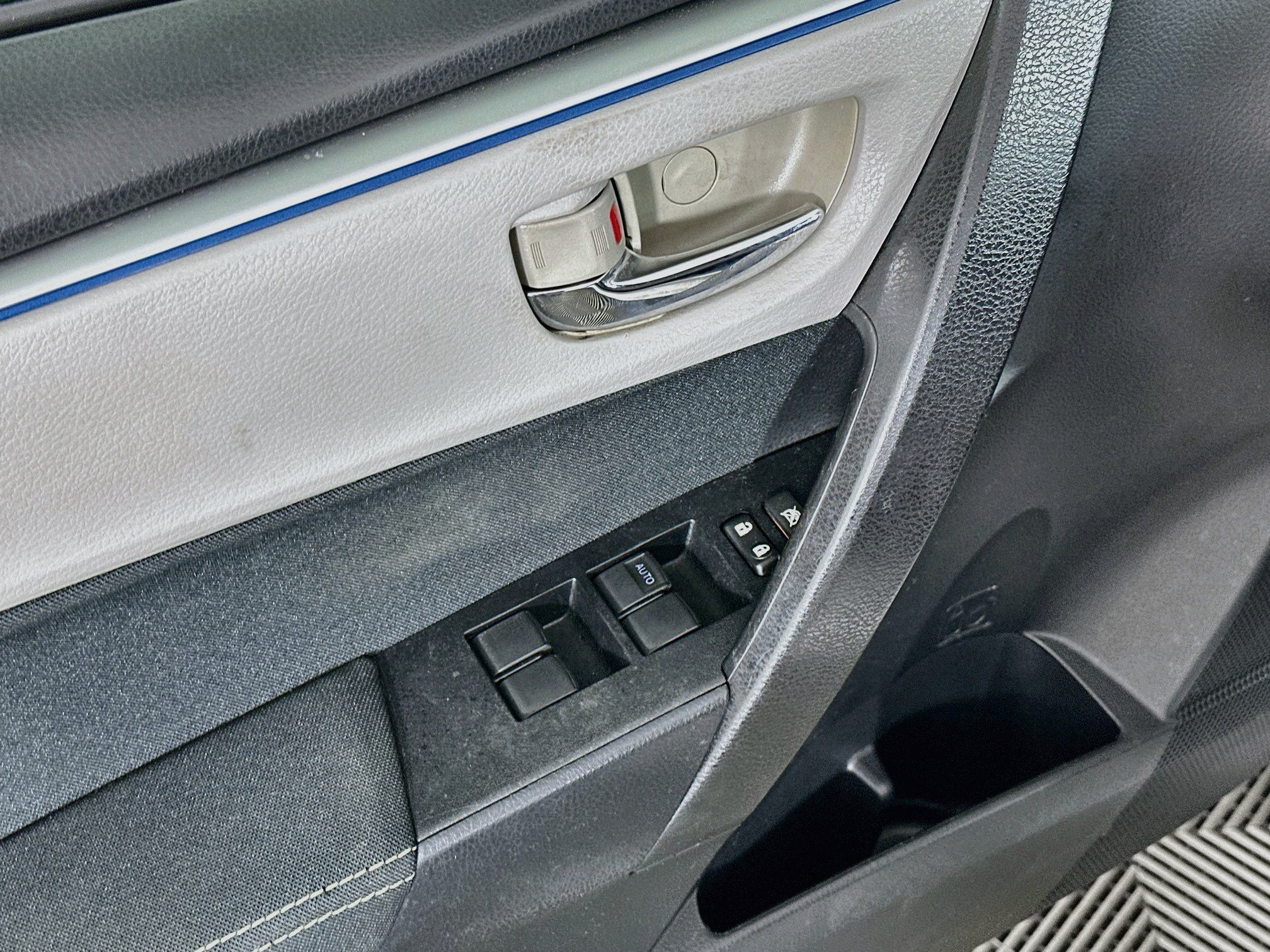 Used 2015 Toyota Corolla LE FWD image 15