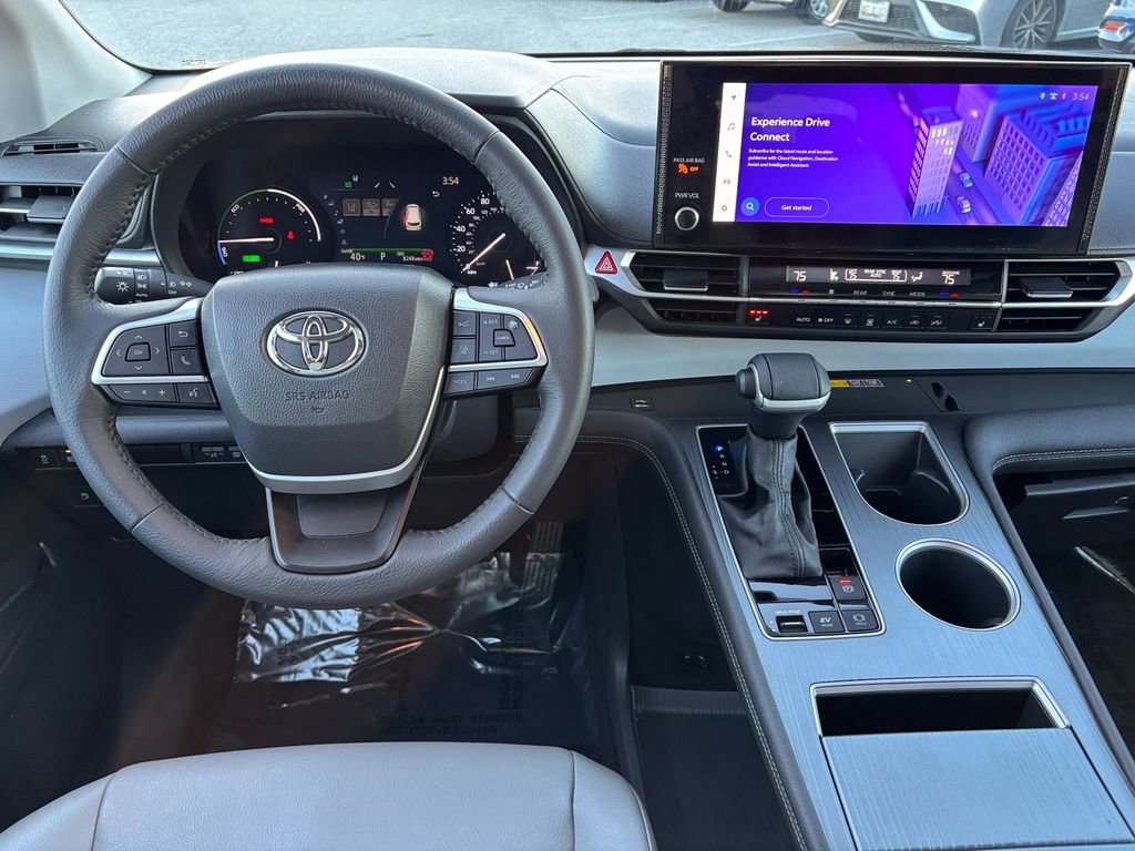 Used 2025 Toyota Sienna XLE image 21