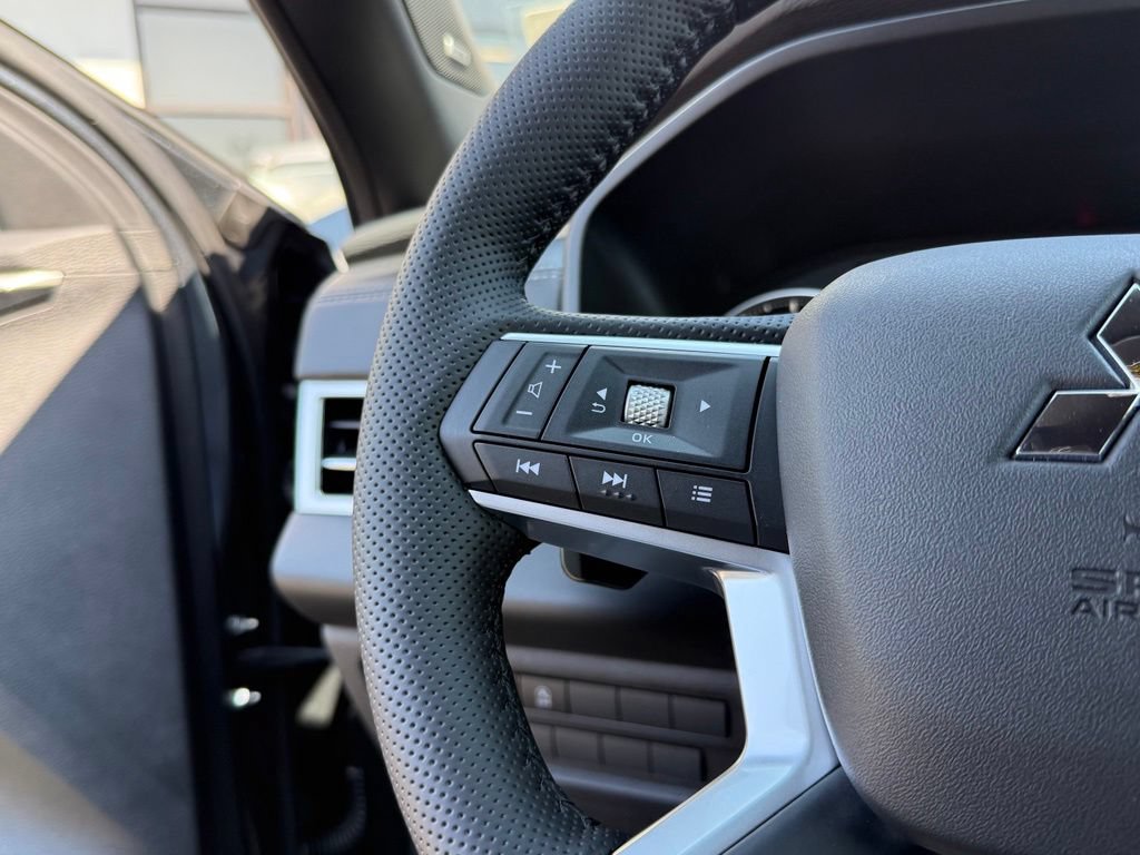 New 2026 Mitsubishi Outlander LE FWD image 21