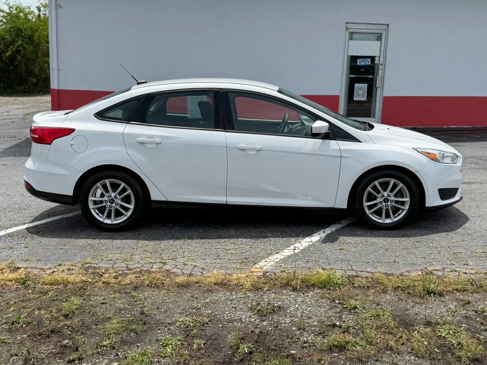 Used 2018 Ford Focus SE FWD image 4