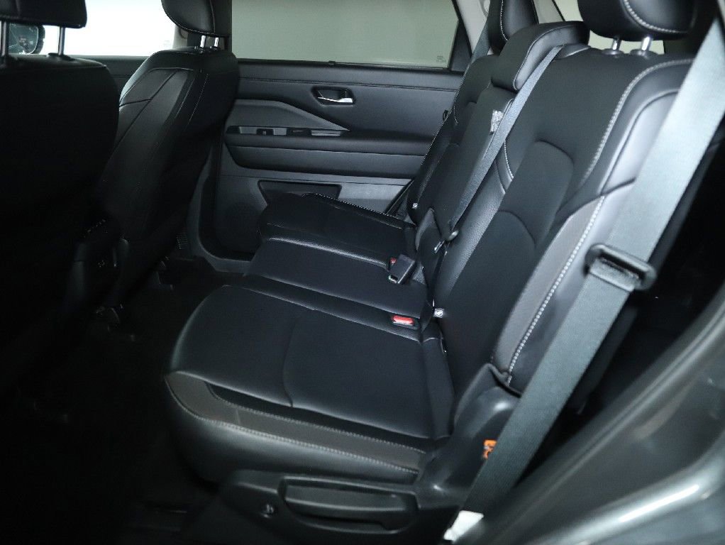 Used 2025 Nissan Pathfinder SL AWD/4WD image 16