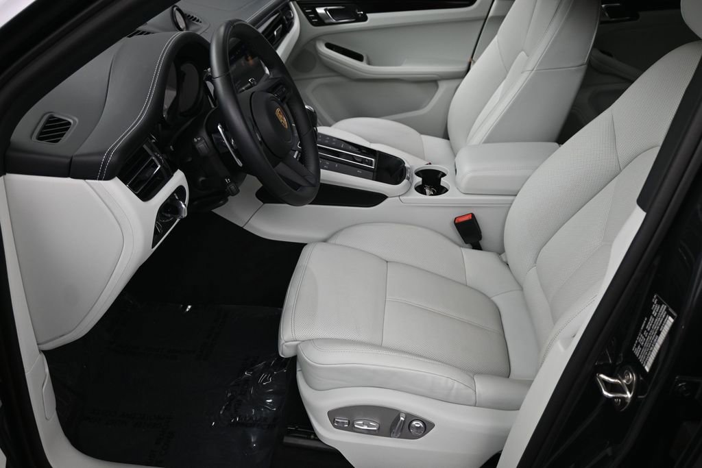 Certified 2024 Porsche Macan AWD/4WD image 6