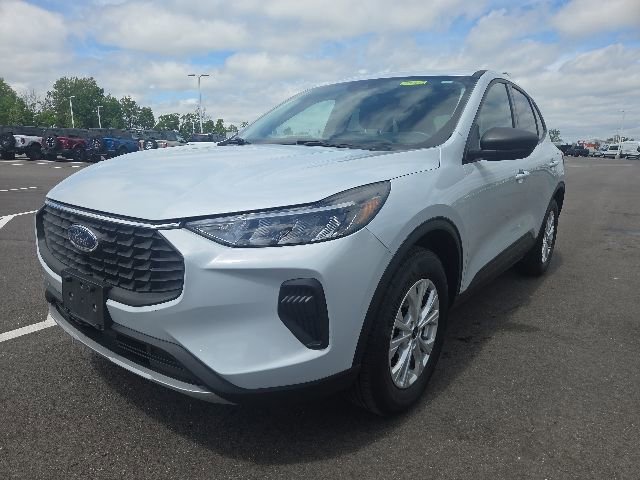 Used 2025 Ford Escape Active AWD/4WD image 2