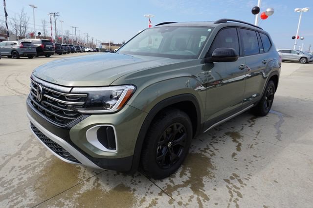 Used 2025 Volkswagen Atlas Peak Edition SE image 9