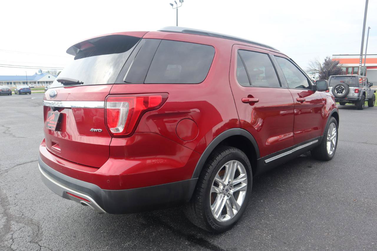 Used 2017 Ford Explorer XLT w/ Equipment Group 201A AWD/4WD image 31