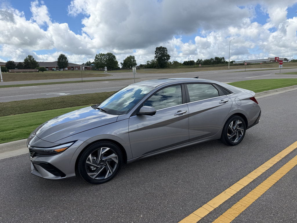 Used 2024 Hyundai Elantra Limited FWD image 11