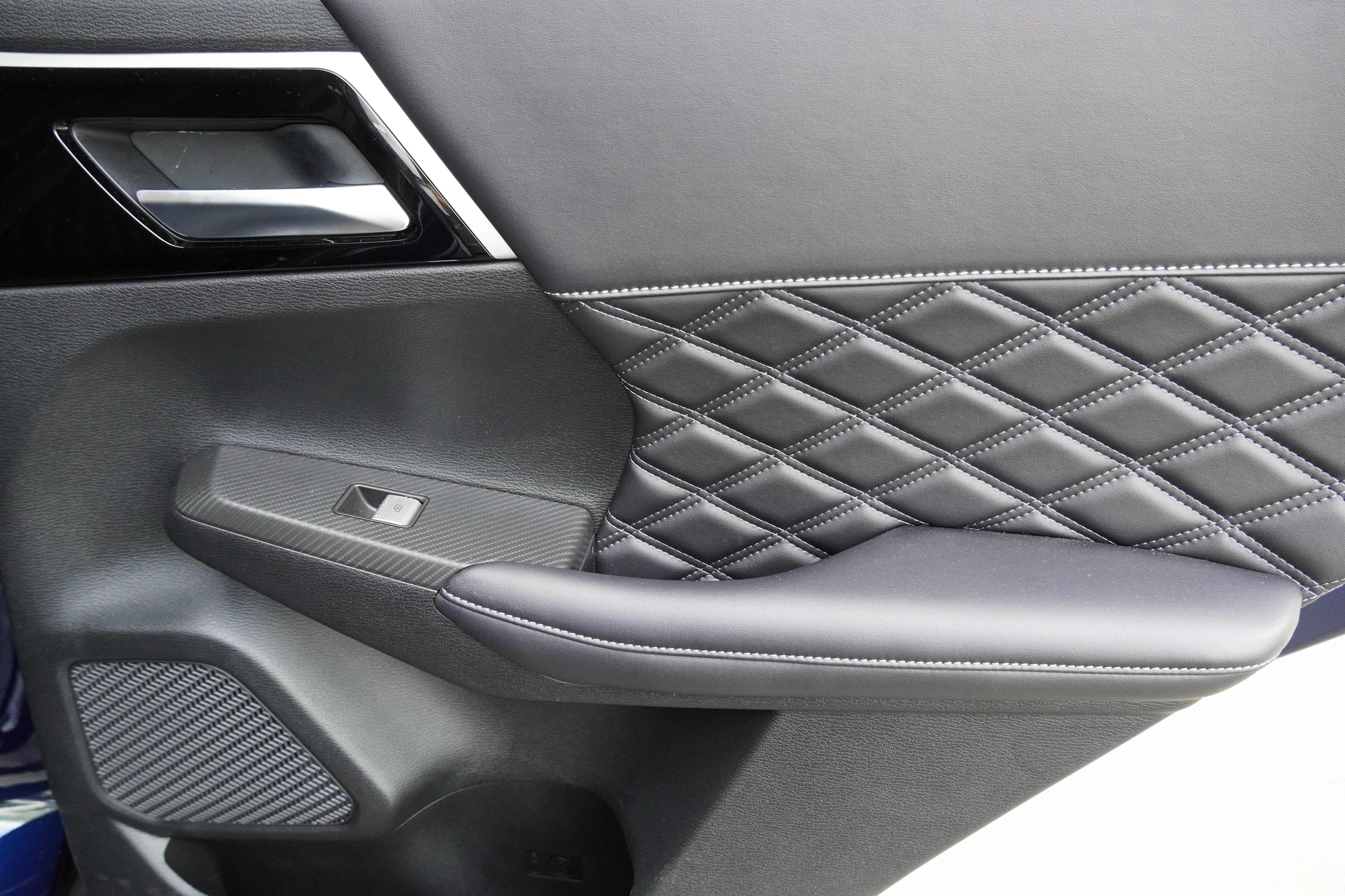 Used 2024 Mitsubishi Outlander 4WD Plug-In Hybrid image 32