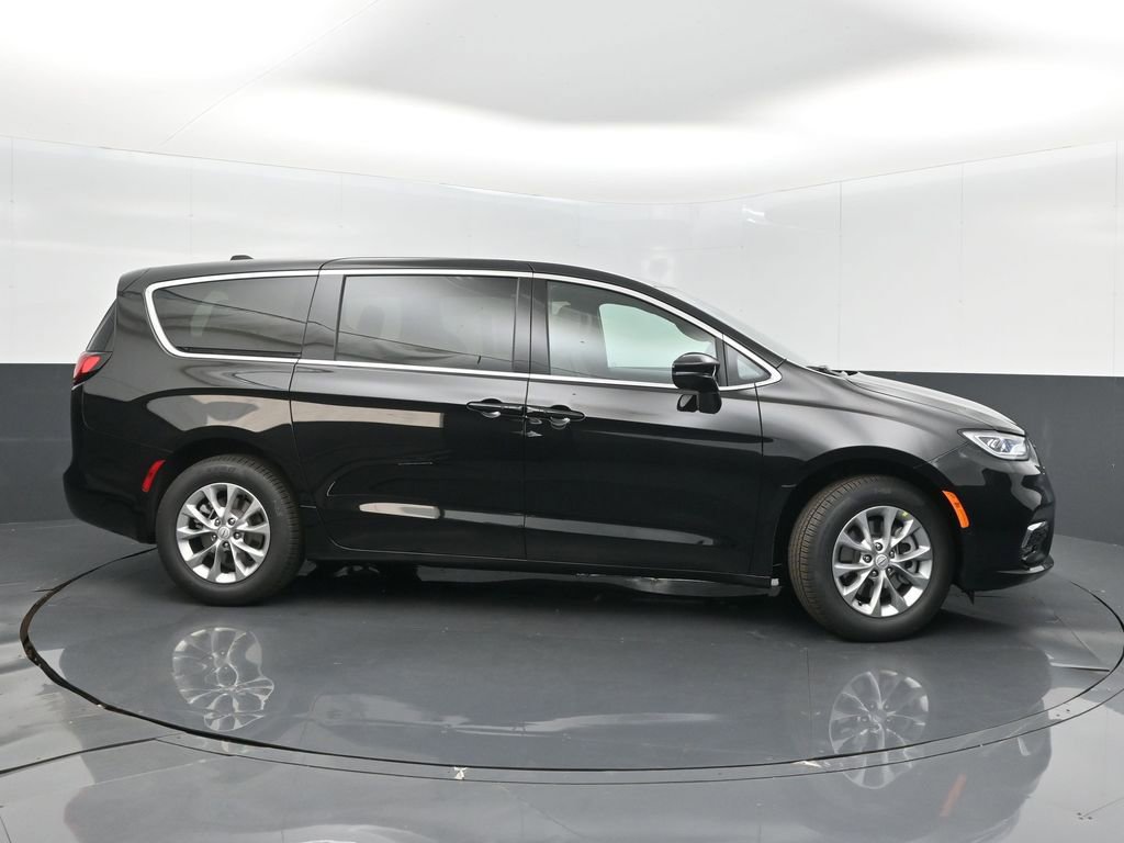 New 2026 Chrysler Pacifica Select image 8