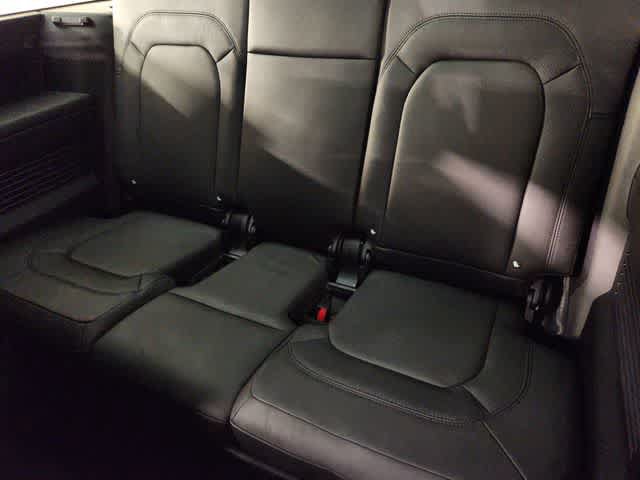 Used 2025 Land Rover Defender 130 X-Dynamic SE AWD/4WD image 54