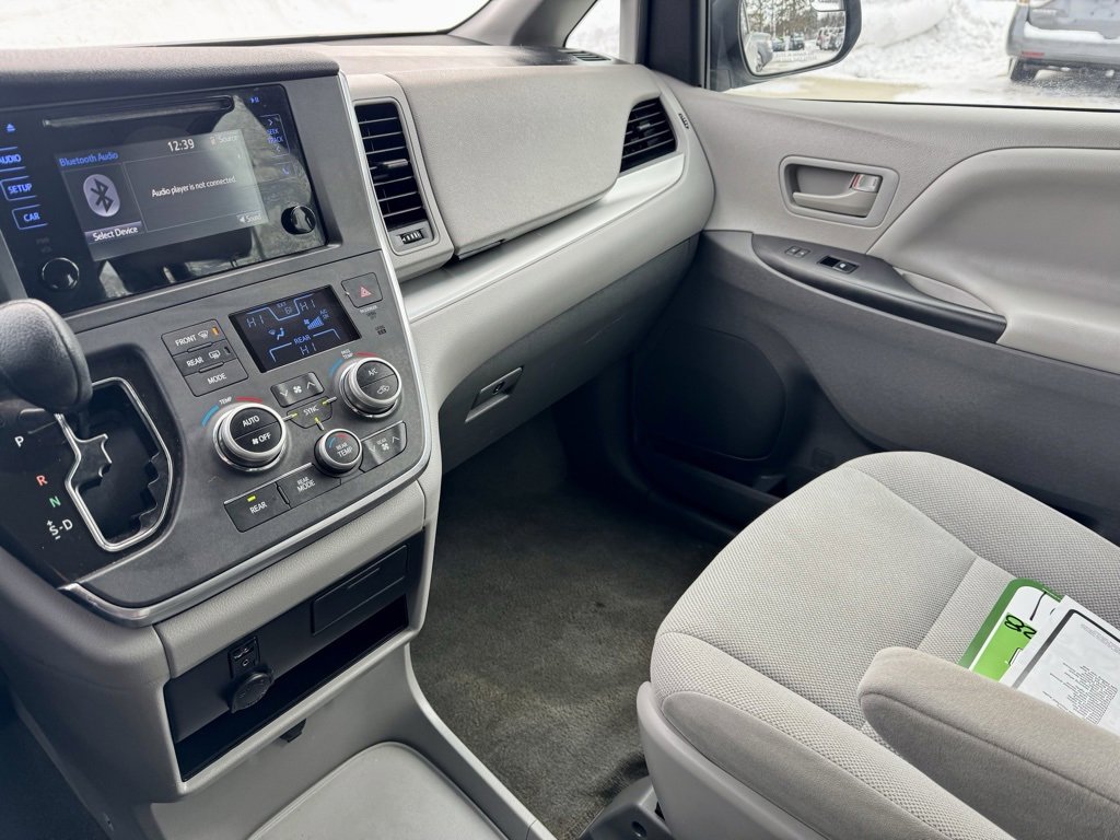 Used 2017 Toyota Sienna L image 33