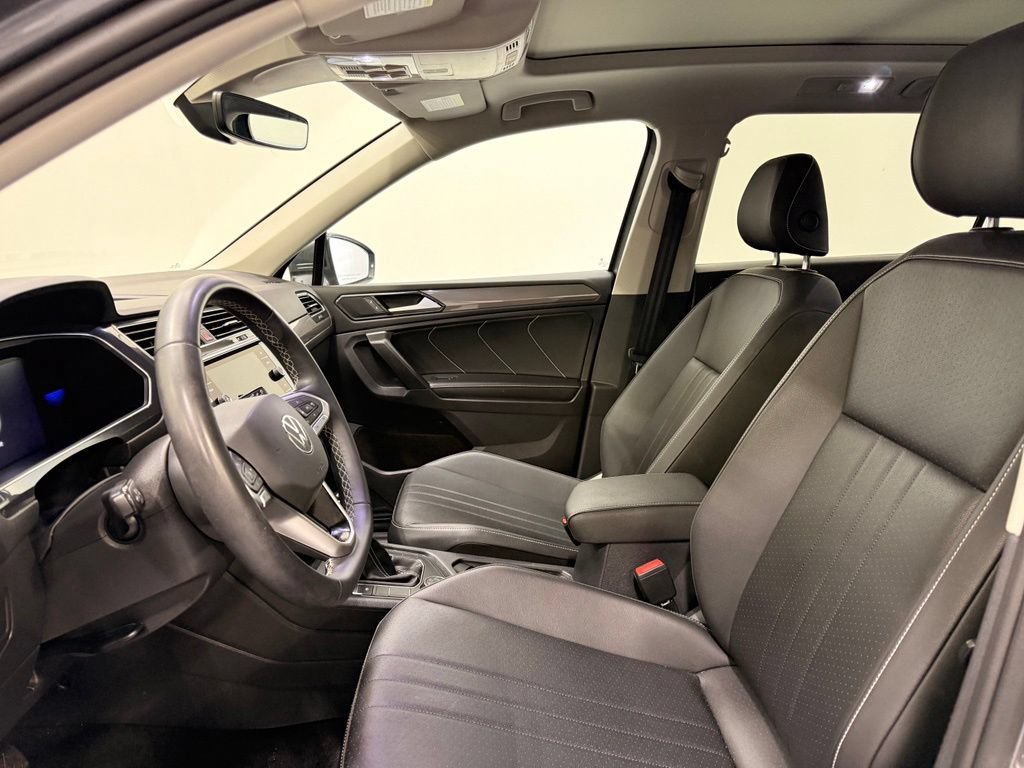 Used 2023 Volkswagen Tiguan SE w/ Panoramic Sunroof Package AWD/4WD image 12