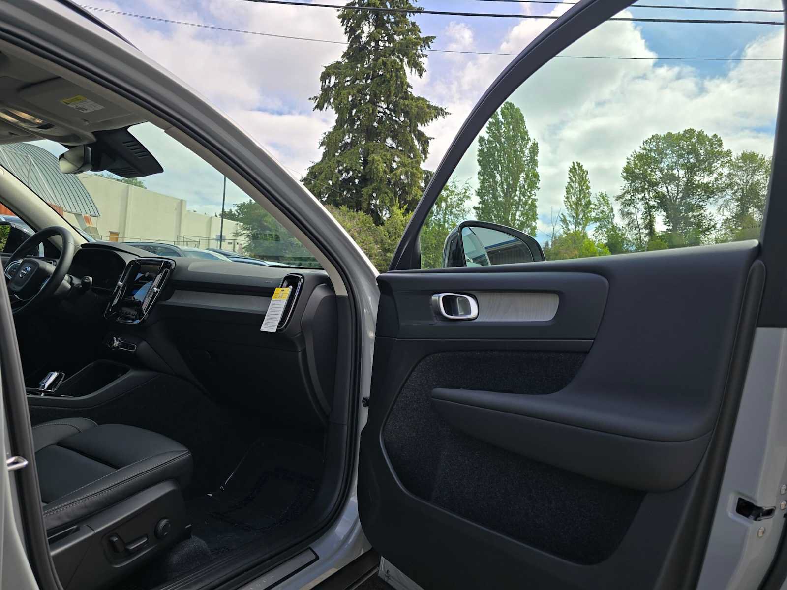 Used 2026 Volvo XC40 B5 Plus w/ Protection Package Premier AWD/4WD image 11