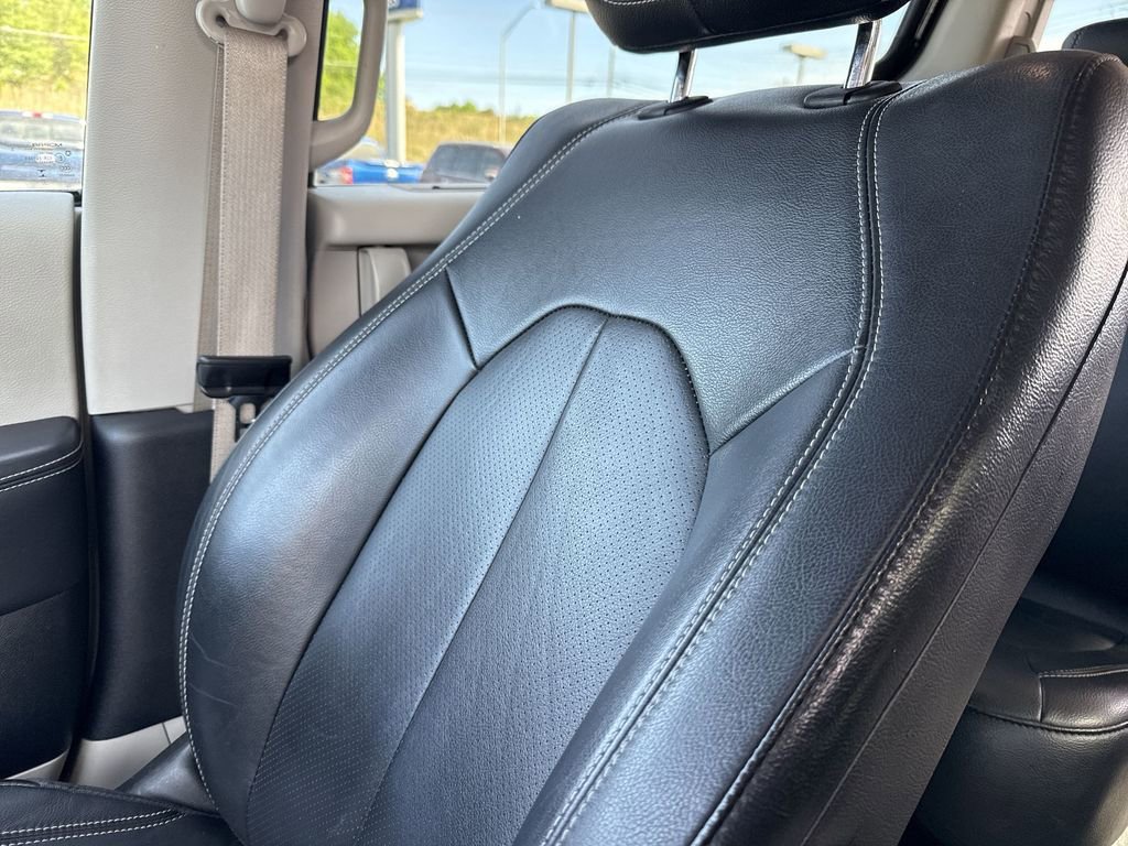 Used 2022 Chrysler Pacifica Touring-L FWD image 37