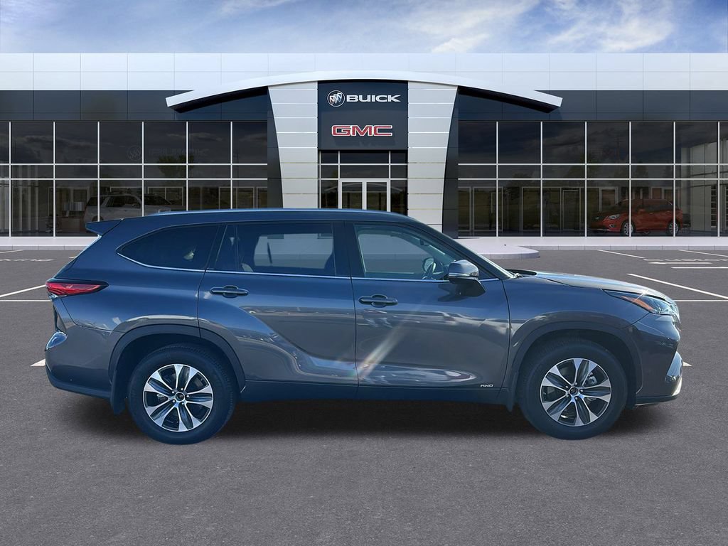 Used 2022 Toyota Highlander XLE AWD/4WD image 7