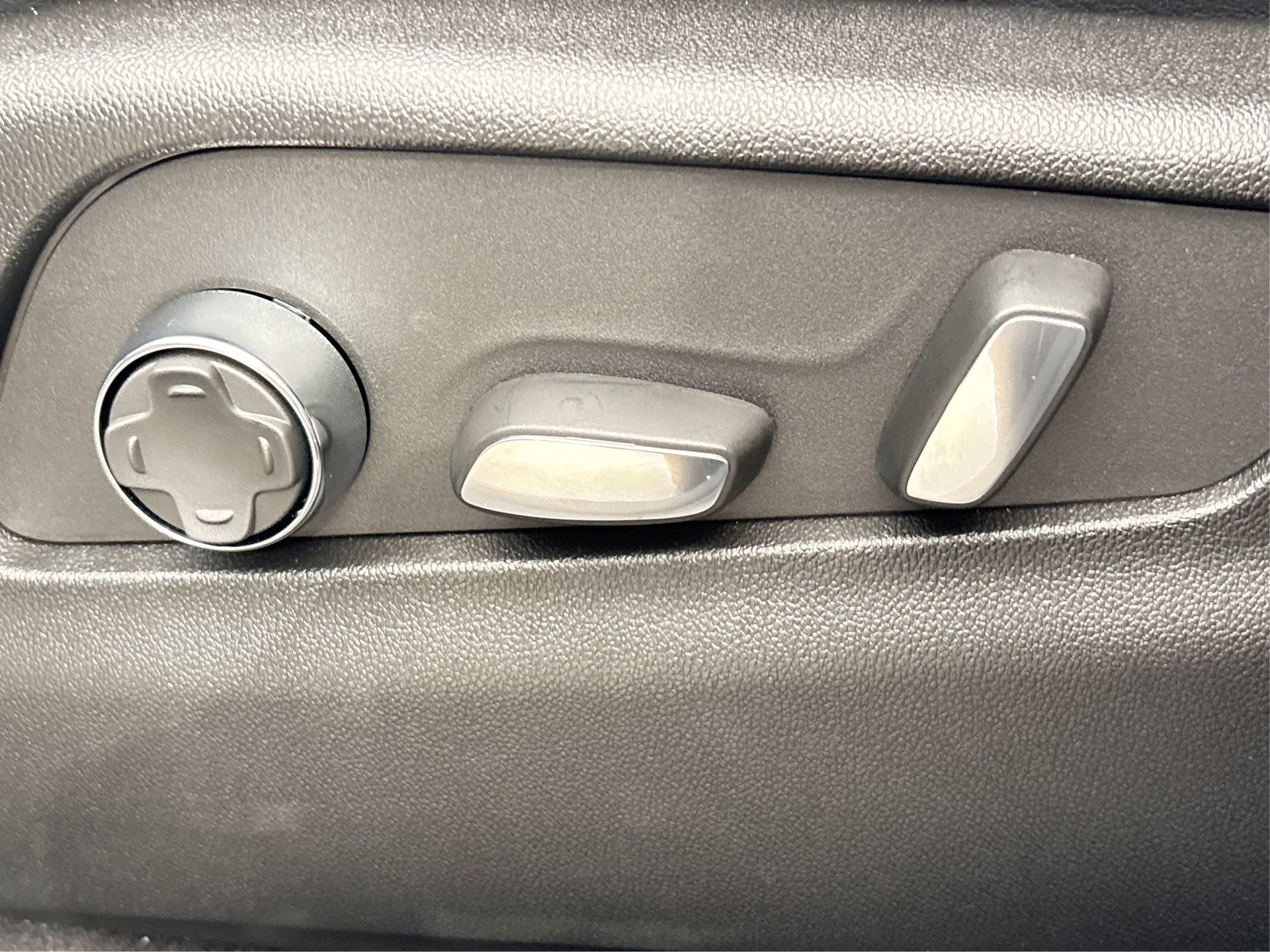 New 2025 Cadillac XT4 Premium Luxury image 17