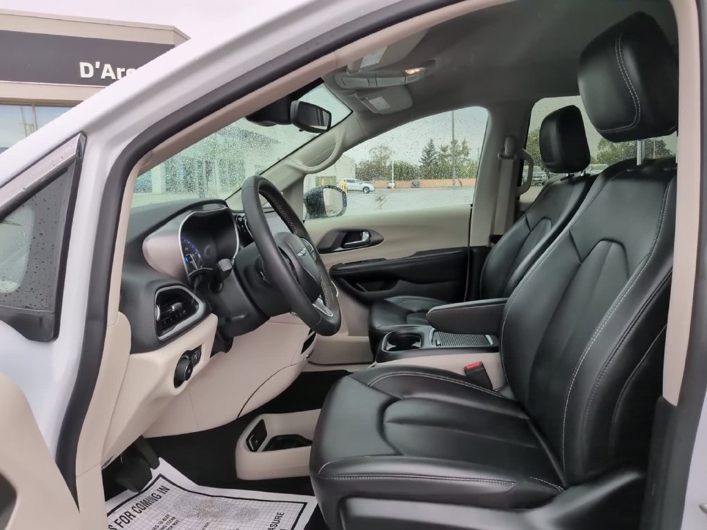 Used 2024 Chrysler Pacifica Touring-L FWD image 16