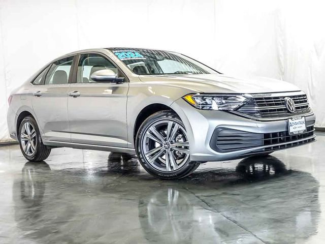 Used 2024 Volkswagen Jetta SE FWD image 2