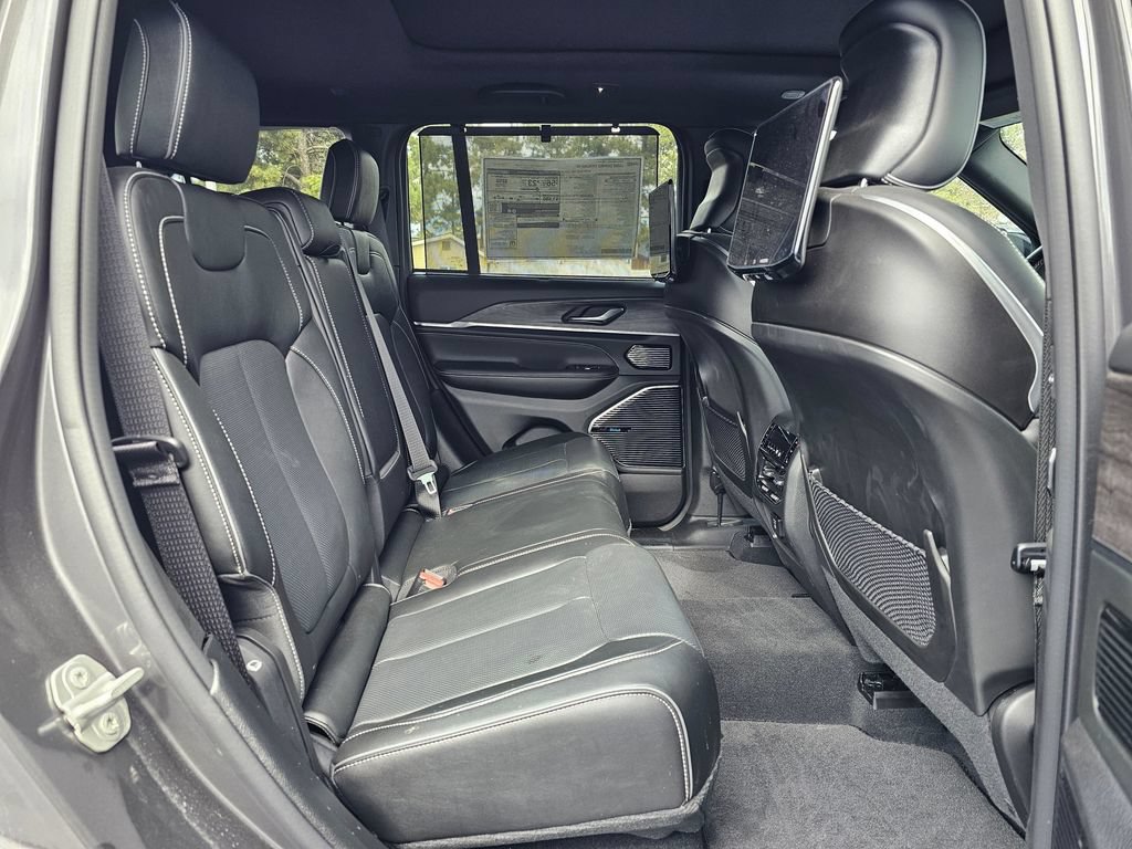 New 2023 Jeep Grand Cherokee Overland w/ Advanced Protech Group III AWD/4WD image 14
