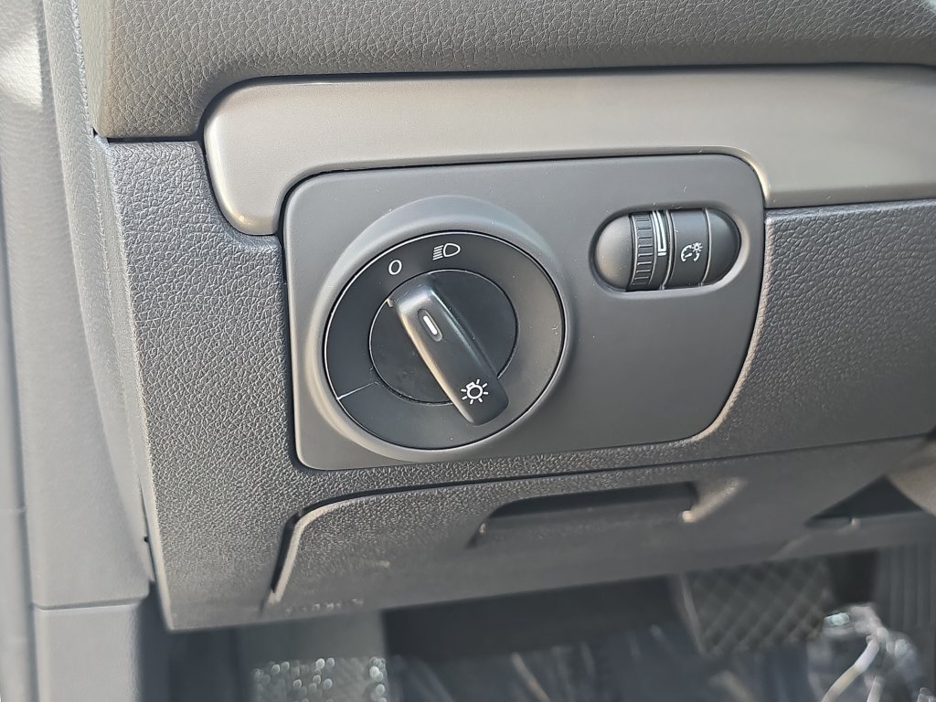 Used 2013 Volkswagen Golf 4-Door FWD image 32