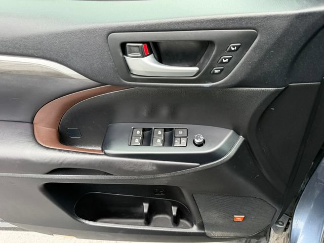 Used 2017 Toyota Highlander Limited Platinum AWD/4WD image 13