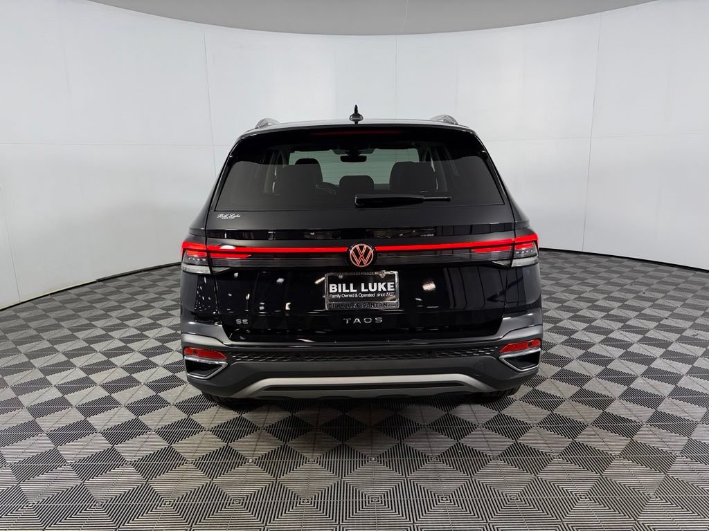 Used 2025 Volkswagen Taos SE w/ Panoramic Sunroof Package FWD image 8