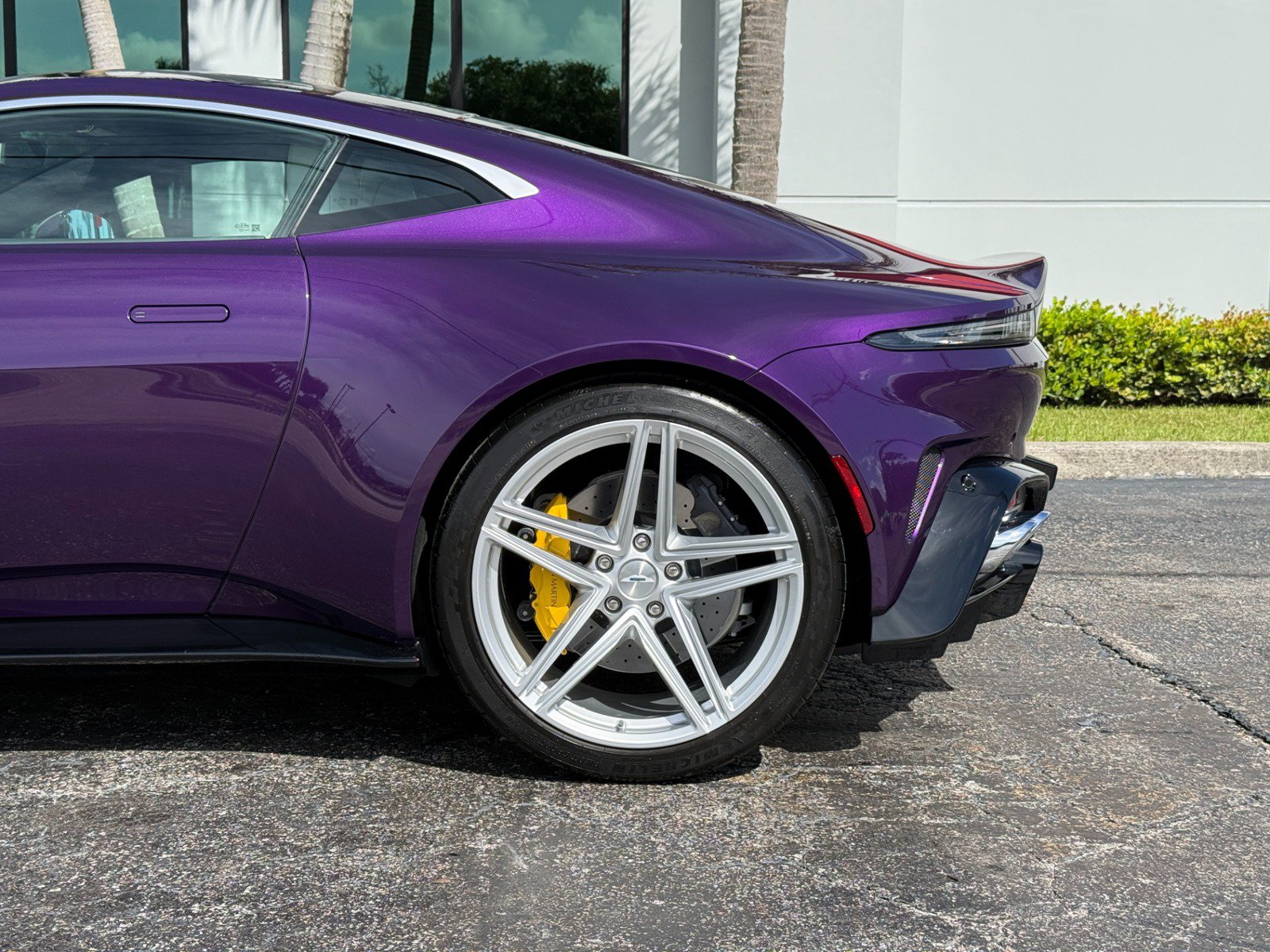 Used 2025 Aston Martin V8 Vantage Coupe RWD image 17