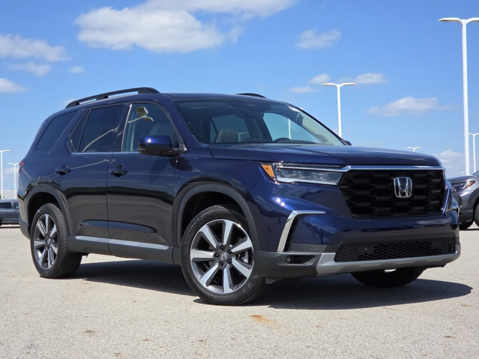 Used 2025 Honda Pilot Touring image 2