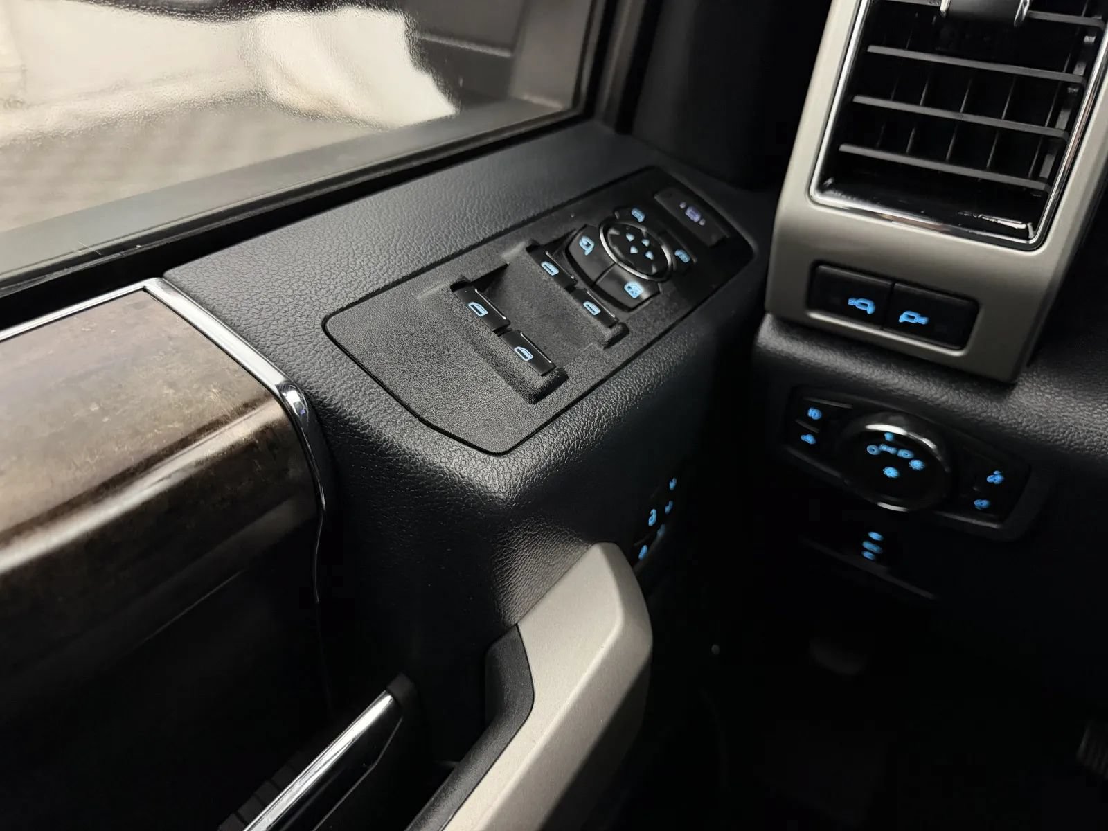 Used 2022 Ford F350 Lariat w/ Lariat Value Package RWD image 19