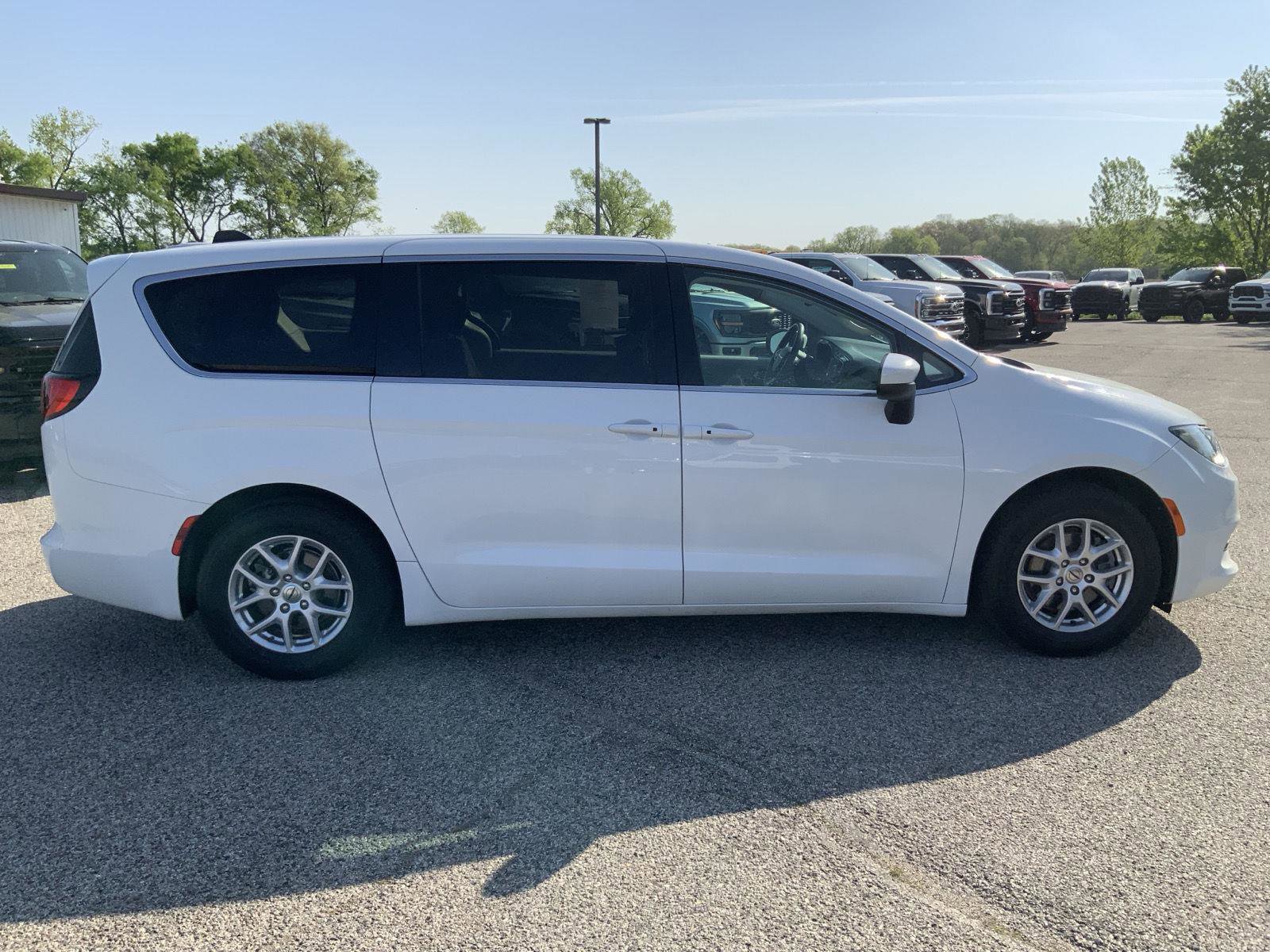 Used 2023 Chrysler Voyager LX FWD image 14