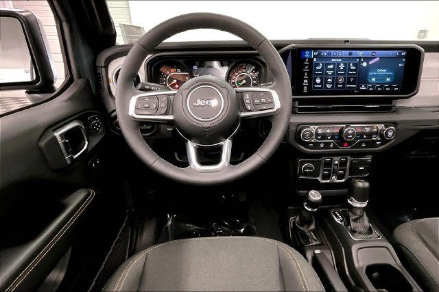 Used 2026 Jeep Wrangler Unlimited Sahara AWD/4WD image 6