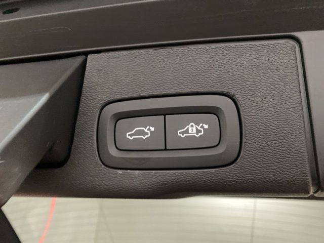 Used 2025 Volvo XC60 B5 Core image 8