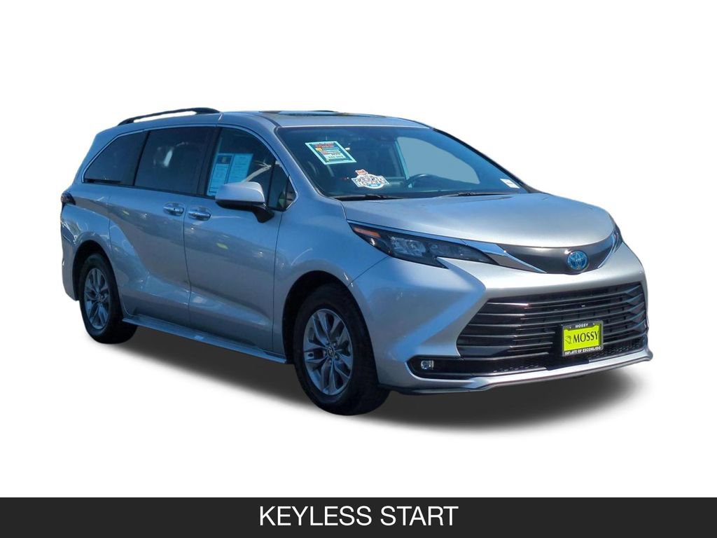 Used 2025 Toyota Sienna XLE FWD image 2